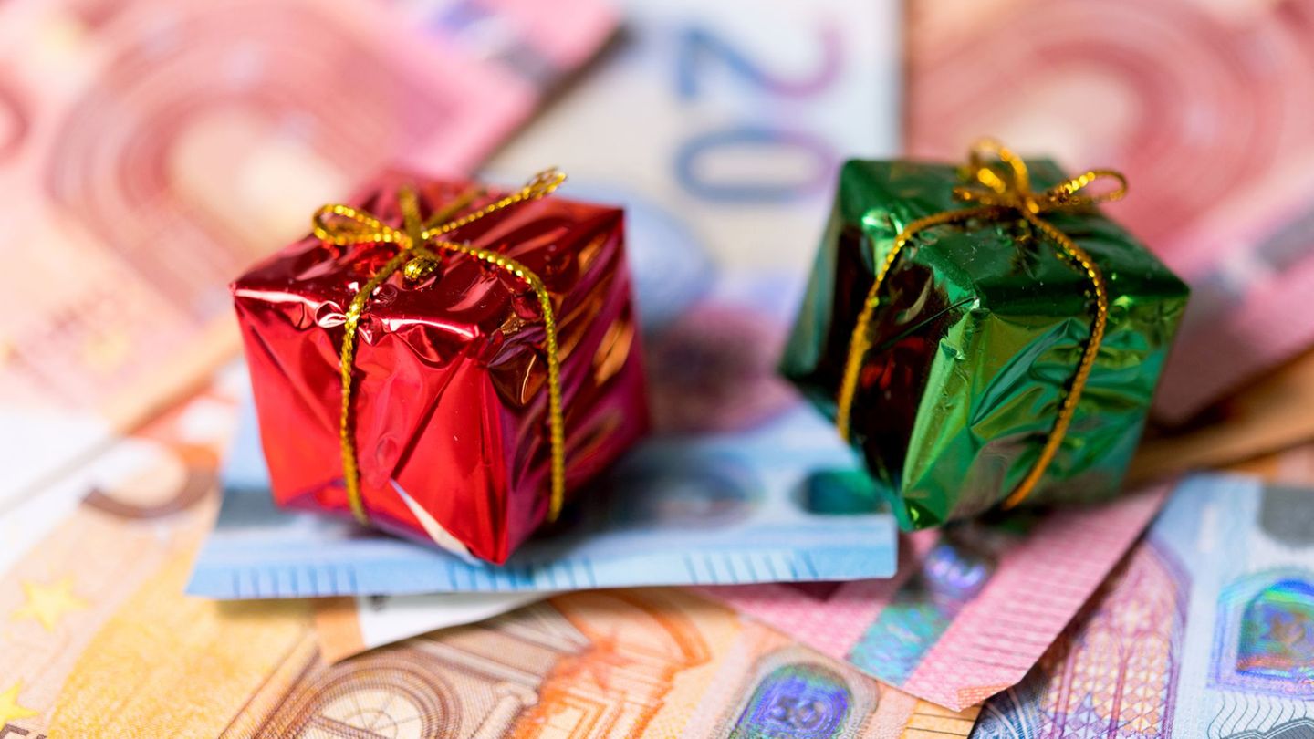 Weihnachtsgeld ist für Beschäftigte ein willkommenes Geschenk. (Symbolbild) Foto: Monika Skolimowska/dpa/dpa-tmn