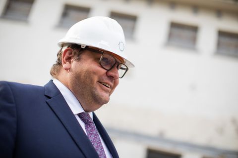 Krefelds Oberbürgermeister Frank Meyer (SPD) kritisiert den Bundeskanzler und fordert mehr Geld für die Kommunen. (Archivbild) F
