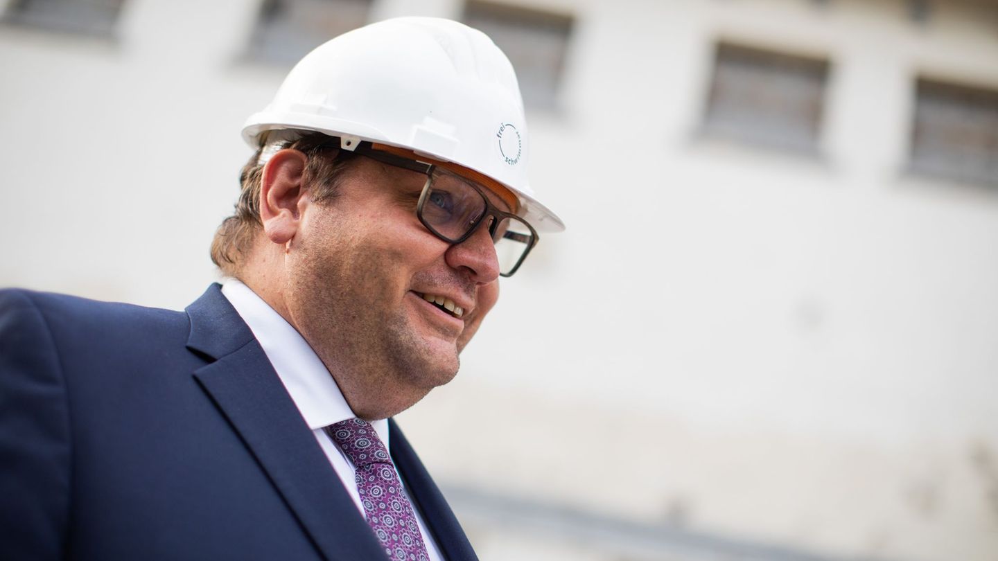 Krefelds Oberbürgermeister Frank Meyer (SPD) kritisiert den Bundeskanzler und fordert mehr Geld für die Kommunen. (Archivbild) F