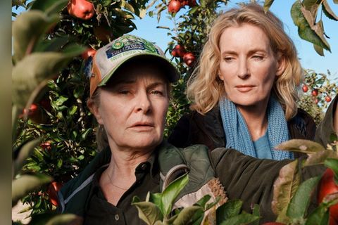 Dass selbst Äpfel für einen Mord sorgen können, zeigen Maria Furtwängler (r.) und Lina Wendel im "Tatort: Letzte Ernte".