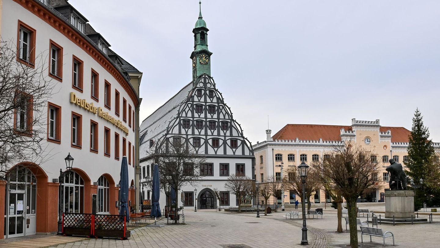 Das Gewandhaus mit seiner spätgotischen Giebelfassade im Zentrum von Zwickau ist Heimat des Theaters Plauen-Zwickau. (Archivbild Das Gewandhaus mit seiner spätgotischen Giebelfassade im Zentrum von Zwickau ist Heimat des Theaters Plauen-Zwickau. (Archivbild