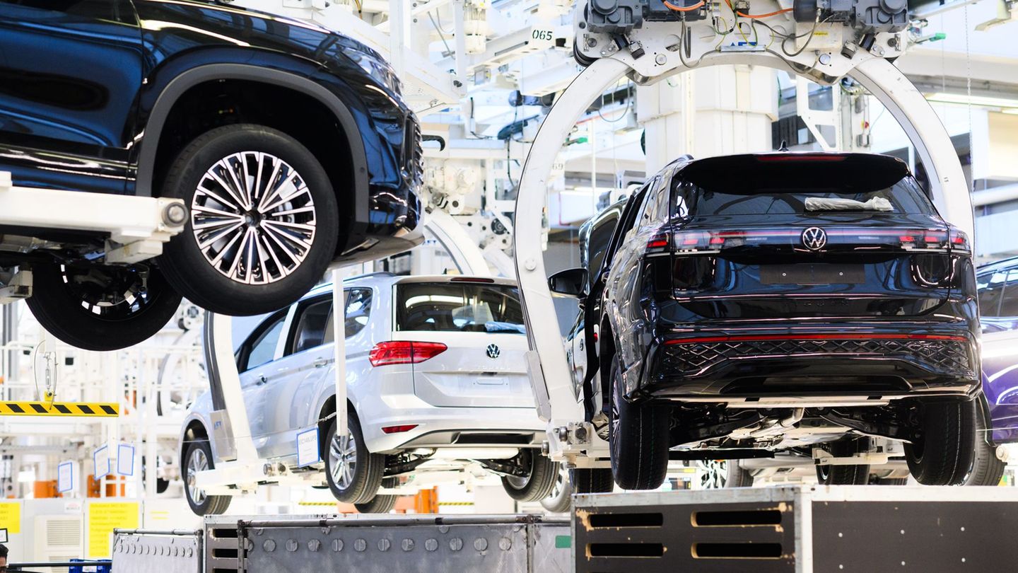 Die Produktion bei VW läuft auch nächste Woche weiter. (Archivbild) Foto: Julian Stratenschulte/dpa