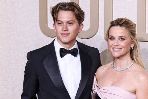 Reese Witherspoon und Sohn Deacon Reese Phillippe an den Golden Globe Awards im Januar 2024.