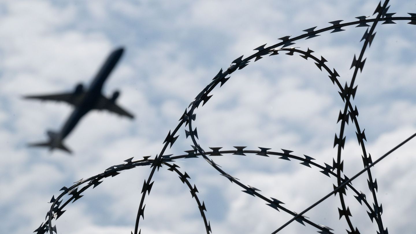 Die Zahl der Abschiebungen steigt. (Archivbild) Foto: Sebastian Gollnow/dpa