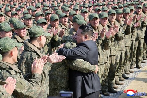 Kim umarmt nordkoreanische Soldaten in Pjöngjang