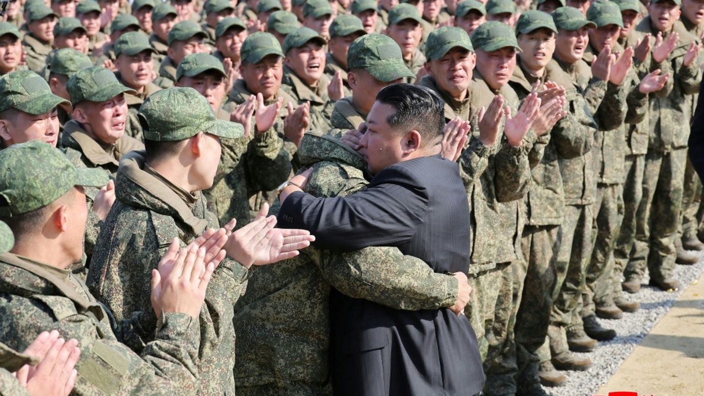 Kim umarmt nordkoreanische Soldaten in Pjöngjang Kim umarmt nordkoreanische Soldaten in Pjöngjang