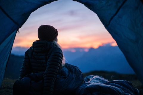 Outdoor-Abenteuer: Die 5 besten Wintercamping-Gadgets Hiker camps out in high mountain landscape