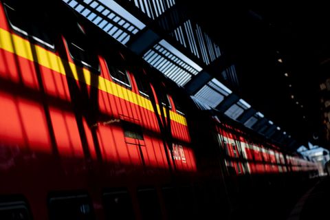 Ab dem 28. November soll die RE1 zwischen Magdeburg und Berlin wieder durchfahren. (Symbolbild) Foto: Hauke-Christian Dittrich/d