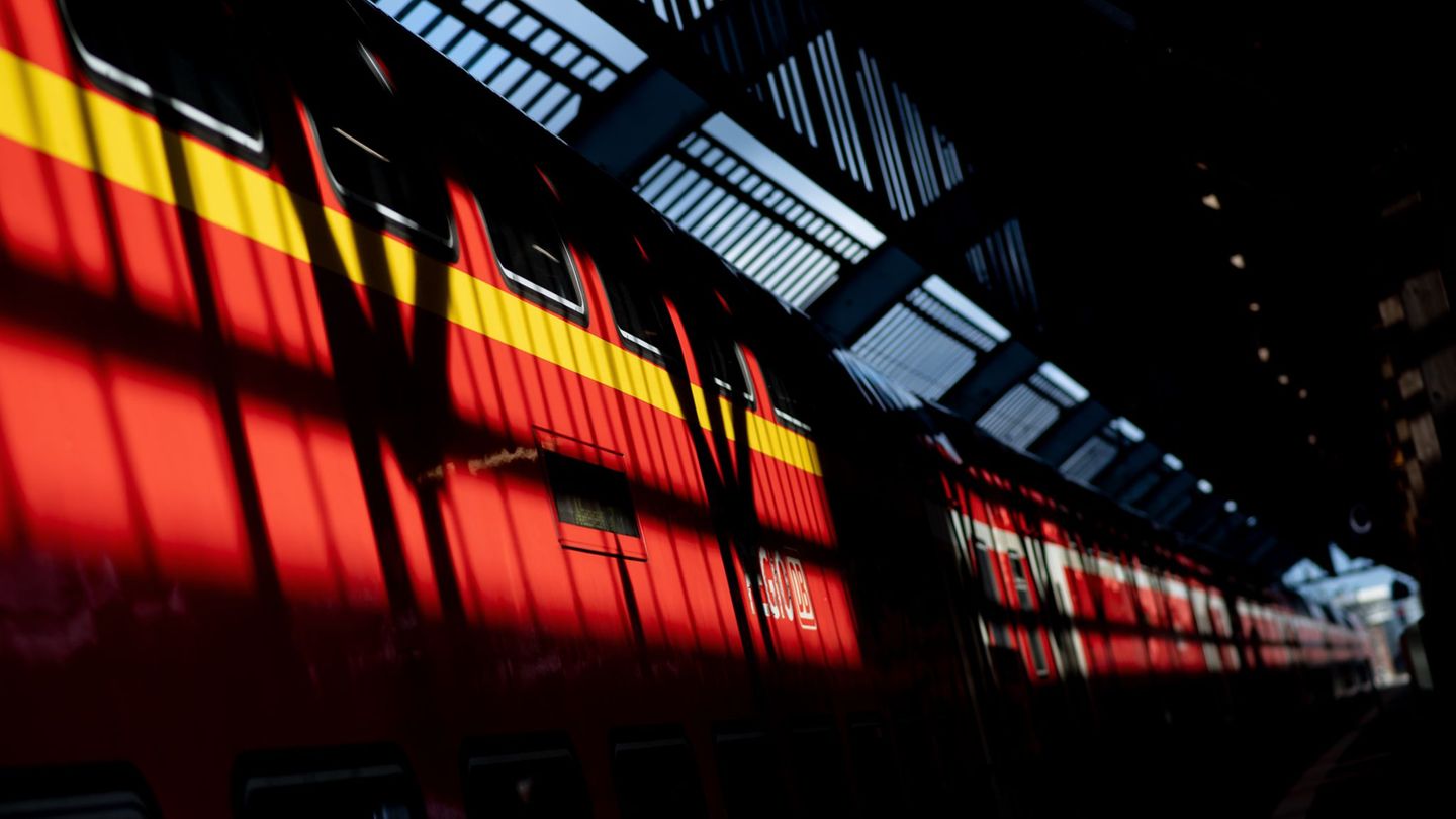 Ab dem 28. November soll die RE1 zwischen Magdeburg und Berlin wieder durchfahren. (Symbolbild) Foto: Hauke-Christian Dittrich/d