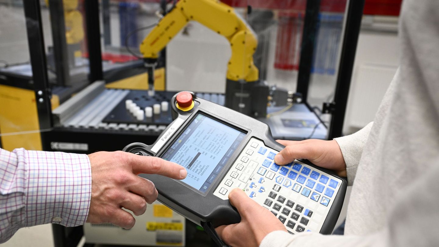 In Mecklenburg-Vorpommern zieht es die meisten Azubis in die Industrie und in den Handel. (Symbolbild) Foto: Bernd Weißbrod/dpa