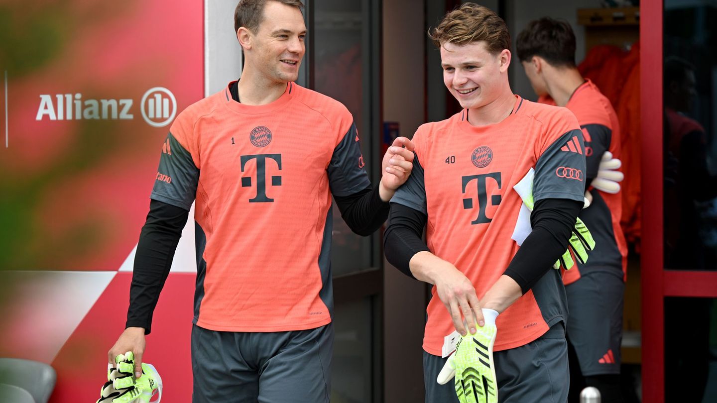Jonas Urbig (r) darf gegen Gladbach statt Manuel Neuer (l) im Tor ran. Foto: Harry Langer/dpa