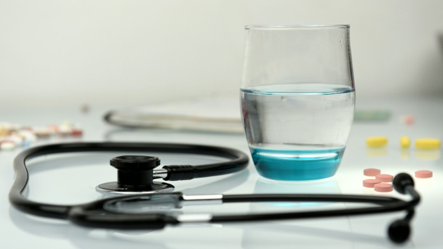 Stethoskop und Tabletten Stethoskop und Tabletten