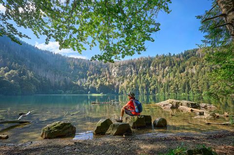 Frau am Feldsee im Schwarzwald (Symbolbild Brückentag)