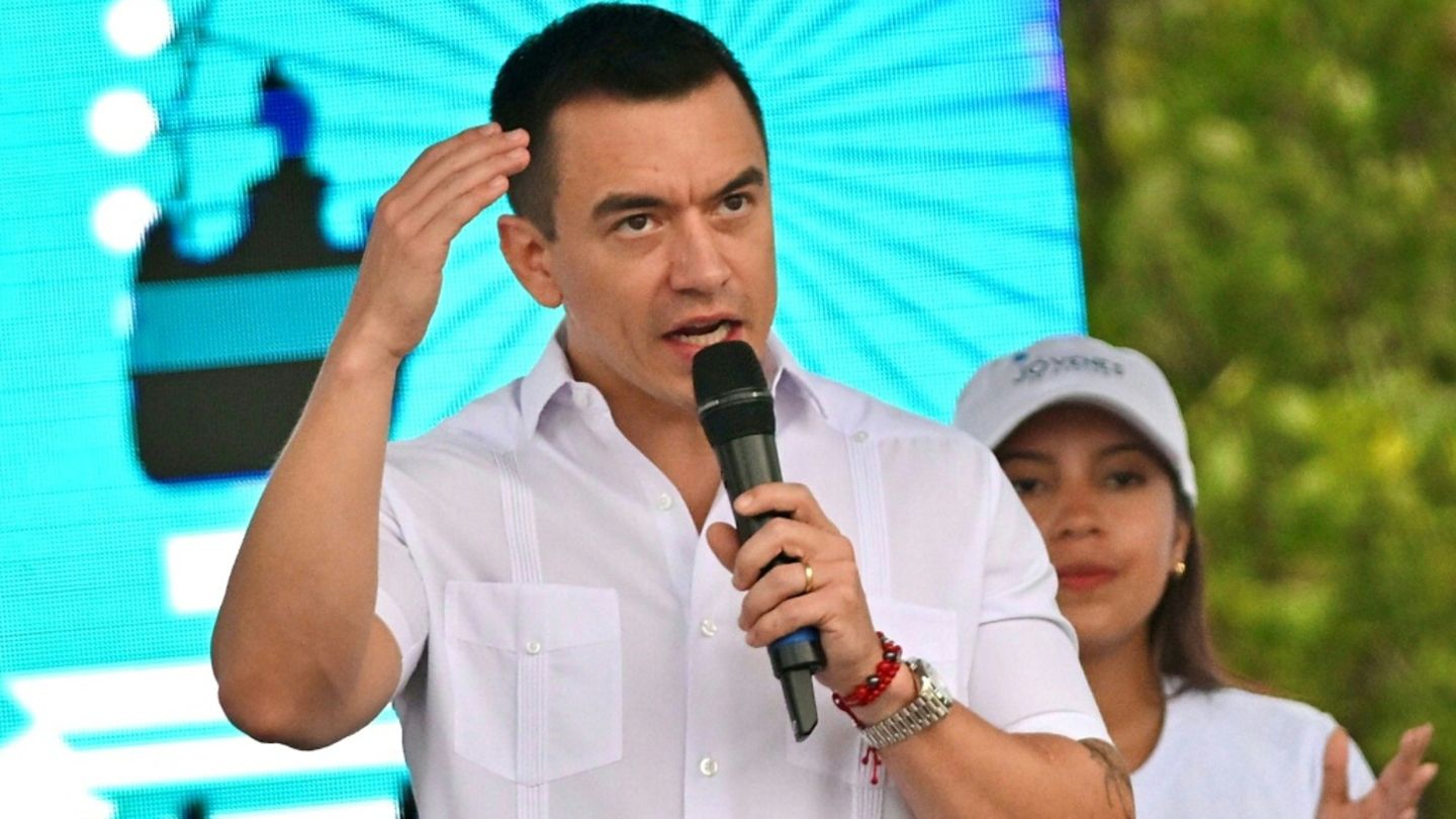 Ecuadoran President Daniel Noboa alleges that someone tried to poison him with foodstuffs he received at a public event Ecuadoran President Daniel Noboa alleges that someone tried to poison him with foodstuffs he received at a public event