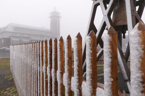 Auf dem Fichtelberg ist es am Morgen zu Schneefall und starken Windböen gekommen. Foto: Bernd März/extremwetter.tv/dpa