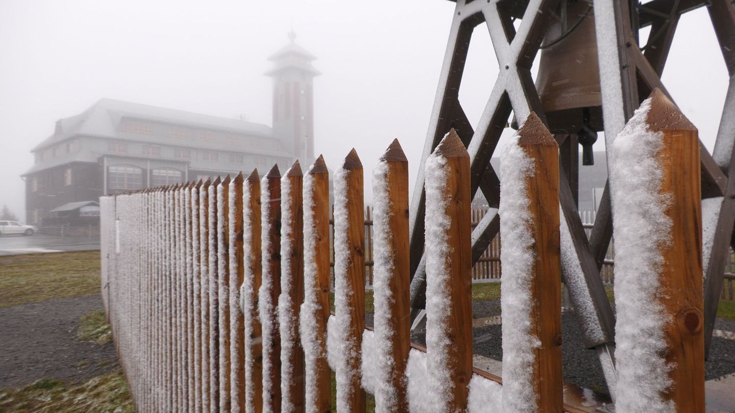 Auf dem Fichtelberg ist es am Morgen zu Schneefall und starken Windböen gekommen. Foto: Bernd März/extremwetter.tv/dpa Auf dem Fichtelberg ist es am Morgen zu Schneefall und starken Windböen gekommen. Foto: Bernd März/extremwetter.tv/dpa