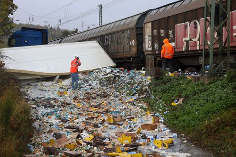 Zahlreiche Plastikbecher liegen im Bereich der Unfallstelle verteilt. Foto: Stefan Rampfel/dpa