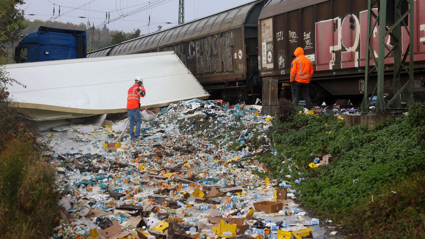 Zahlreiche Plastikbecher liegen im Bereich der Unfallstelle verteilt. Foto: Stefan Rampfel/dpa
