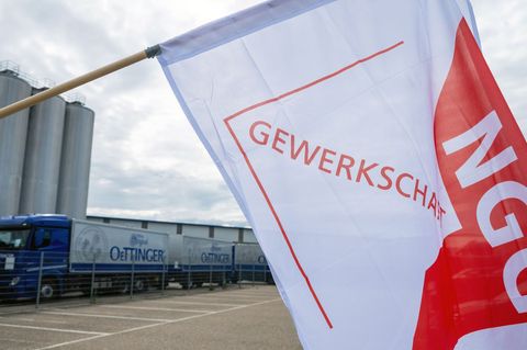 Oettinger - eine der größten Brauereien Deutschlands - und die NGG ringen um einen Tarifabschluss. (Archivbild) Foto: Peter Knef