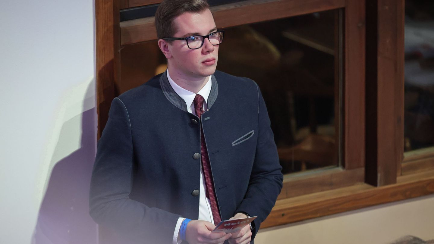 Der umstrittene Landtagsabgeordnete Daniel Halemba geht im Kommunalwahlkampf für die AfD als Spitzenkandidat in Würzburg ins Ren
