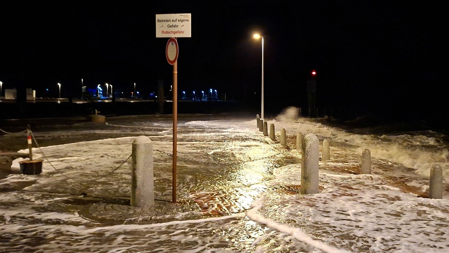 Wellen überspülen die Promenade in Wilhelmshaven. Foto: Kai Moorschlatt/dpa