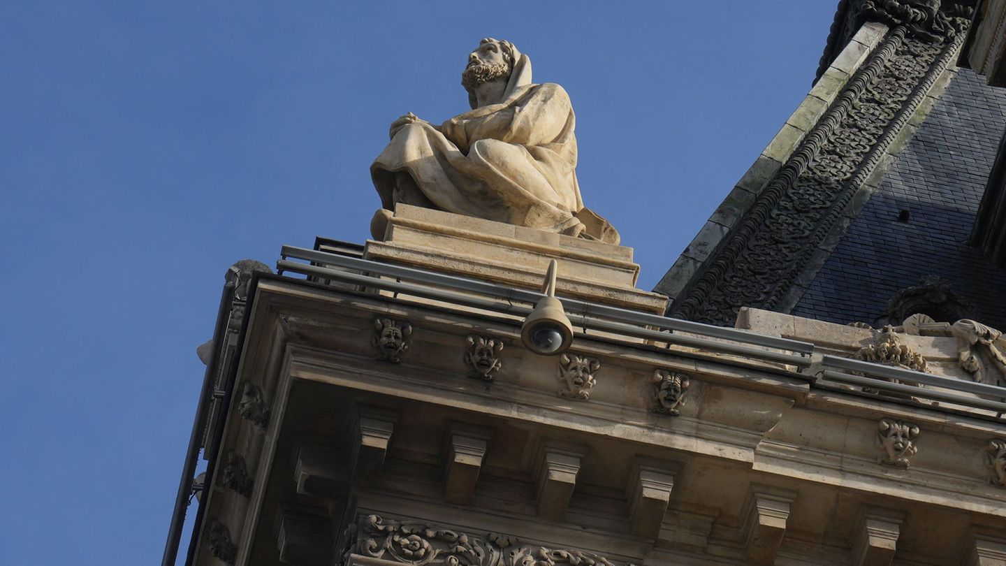 Die Polizei hofft die Louvre-Einbrecher dank zahlreicher Spuren zu fassen (Archivbild). Foto: Thibault Camus/AP/dpa