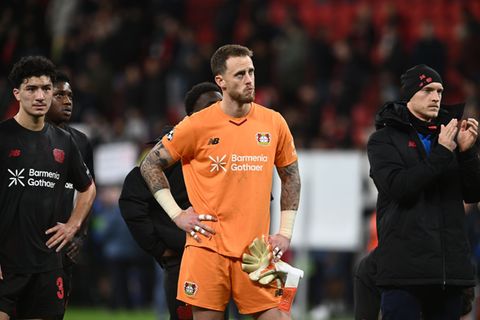 Mark Flekken (M) kassierte gegen PSG in der Champios League sieben Gegentreffer. Foto: Bernd Thissen/dpa