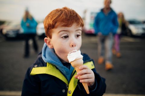 Ein Junge isst ein Eis in einer Waffel