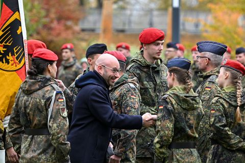 Innenminister René Wilke hielt bei dem Gelöbnis in Beelitz eine Rede. Foto: Jens Kalaene/dpa