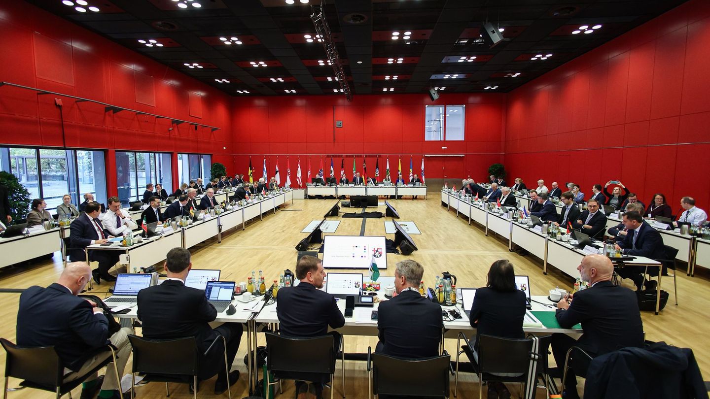 Die Ministerpräsidenten aller 16 Bundesländer haben sich für ein stärkeres Engagement des Bundes bei Investitionen in die Häfen