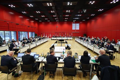 Die Ministerpräsidenten aller 16 Bundesländer haben sich für ein stärkeres Engagement des Bundes bei Investitionen in die Häfen