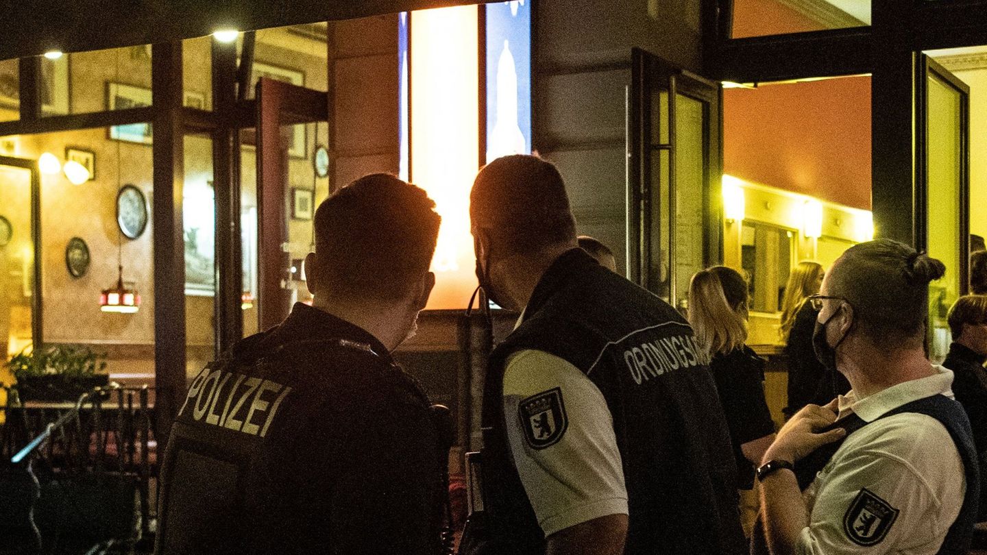 Aufgaben der Gewerbeaufsicht obliegen den Ordnungsämtern und der Polizei. (Archivbild) Foto: Paul Zinken/dpa-zb-zentralbild/dpa