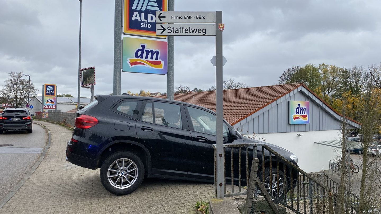 Ein Senior hat seinen Stadtgeländewagen auf einer Treppe festgefahren. Foto: -/Polizeipräsidium Heilbronn/dpa Ein Senior hat seinen Stadtgeländewagen auf einer Treppe festgefahren. Foto: -/Polizeipräsidium Heilbronn/dpa