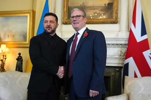 Keir Starmer (R) mit Wolodymyr Selenskyj (L) in London