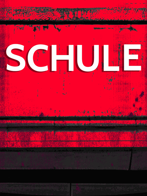 Die Buchstaben S C H U L E fallen in einer Animation von der Wand, Demokratiebildung