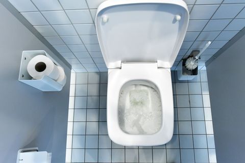 Das Herunterspülen der Schokolade hat nicht so funktioniert, wie sich der Mann das vorgestellt hatte. (Symbolbild) Foto: Ralf Hi