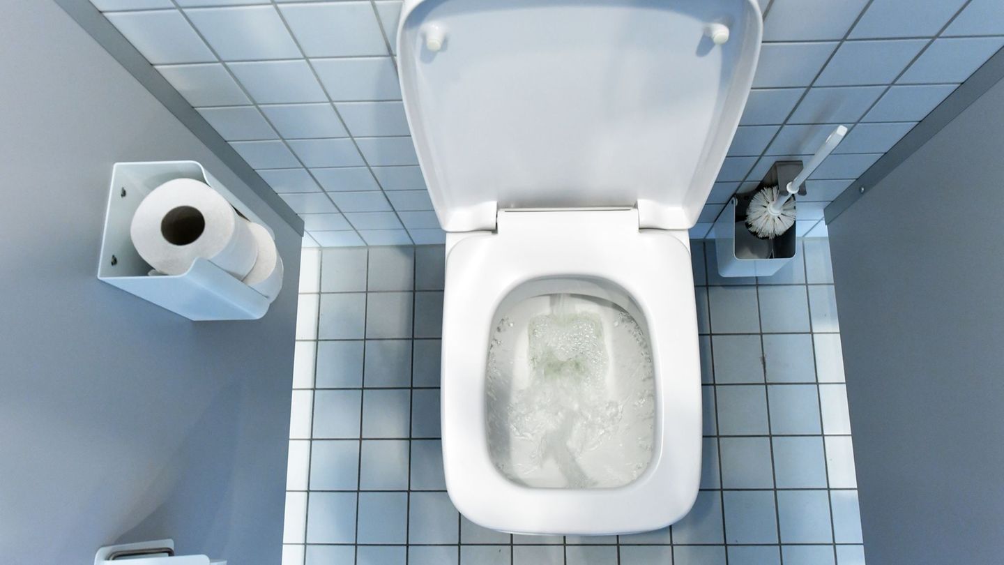 Das Herunterspülen der Schokolade hat nicht so funktioniert, wie sich der Mann das vorgestellt hatte. (Symbolbild) Foto: Ralf Hi