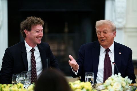 Donald Trump und Mark Zuckerberg Anfang September hatte Donald Trump die Vorstandsvorsitzenden der wichtigsten Tech-Unternehmen in den USA ins Weiße Haus eingeladen. Hier unterhält er sich mit Meta-Chef Mark Zuckerberg