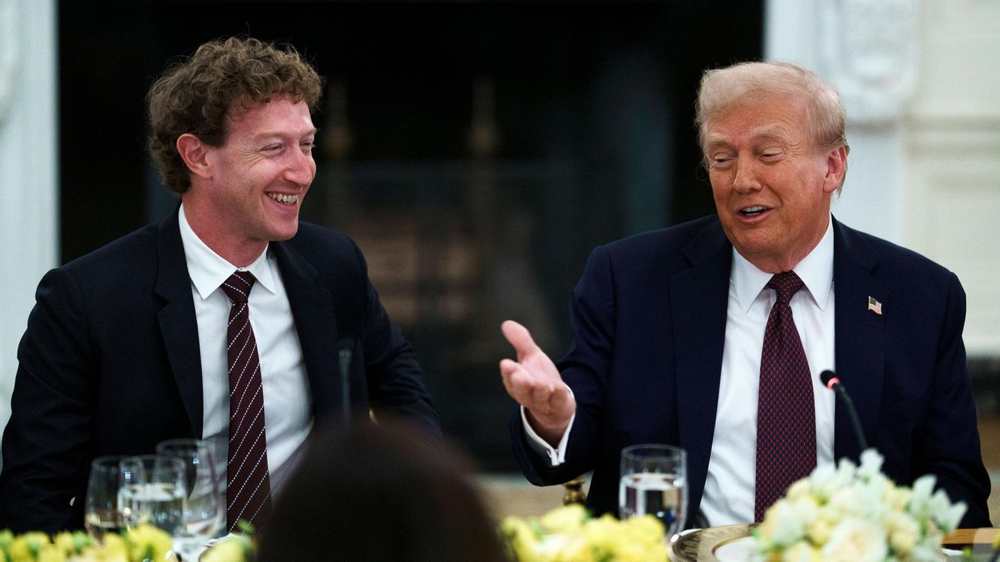 Donald Trump und Mark Zuckerberg Anfang September hatte Donald Trump die Vorstandsvorsitzenden der wichtigsten Tech-Unternehmen in den USA ins Weiße Haus eingeladen. Hier unterhält er sich mit Meta-Chef Mark Zuckerberg