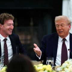 Anfang September hatte Donald Trump die Vorstandsvorsitzenden der wichtigsten Tech-Unternehmen in den USA ins Weiße Haus eingeladen. Hier unterhält er sich mit Meta-Chef Mark Zuckerberg