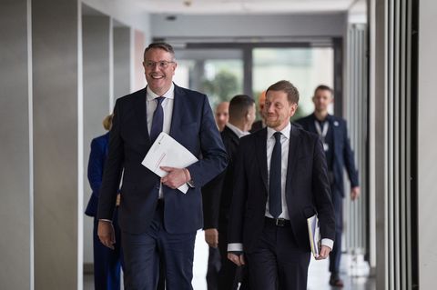 Der Vorsitzende der Ministerpräsidentenkonferenz Alexander Schweitzer (SPD) und sein Vize, Michael Kretschmer (CDU) sehen sich a