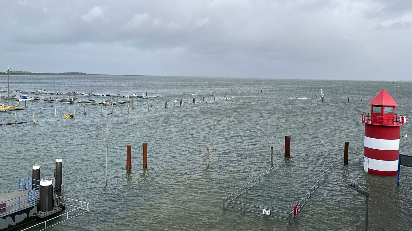 Blick von einer Fähre auf den überfluteten Jachthafen auf der Insel Föhr. Foto: Birgitta von Gyldenfeldt/dpa