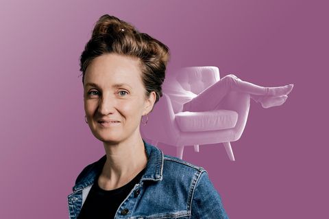 Gefühl der Woche: Montage zeigt Helen Bömelburg vor einer Frau im Sessel sitzend mit hochgelegten Beinen Gefühl der Woche: Montage zeigt Helen Bömelburg vor einer Frau im Sessel sitzend mit hochgelegten Beinen