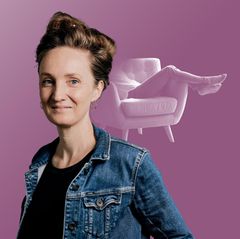 Gefühl der Woche: Montage zeigt Helen Bömelburg vor einer Frau im Sessel sitzend mit hochgelegten Beinen