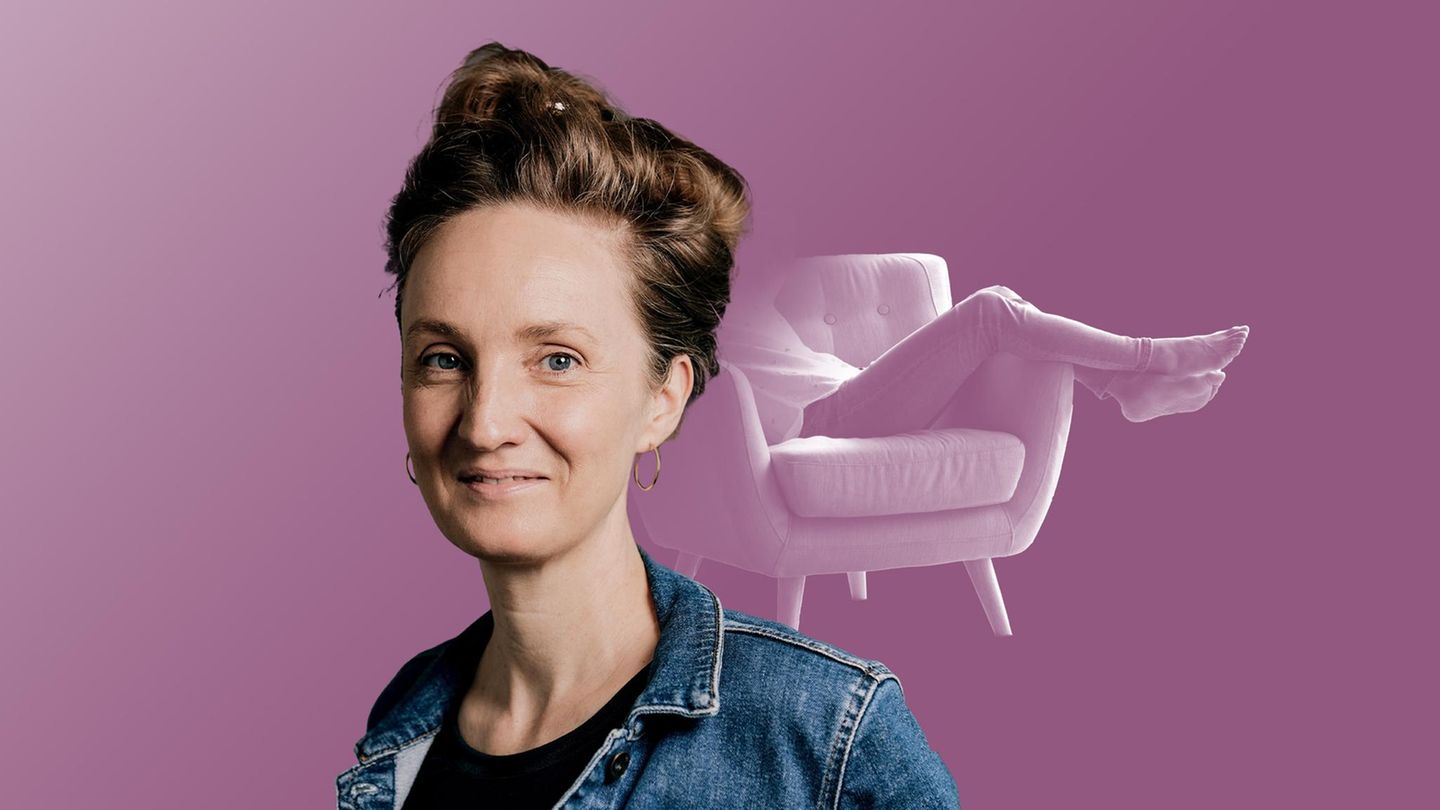 Gefühl der Woche: Montage zeigt Helen Bömelburg vor einer Frau im Sessel sitzend mit hochgelegten Beinen Gefühl der Woche: Montage zeigt Helen Bömelburg vor einer Frau im Sessel sitzend mit hochgelegten Beinen