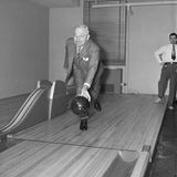 Harry S. Truman weiht im April 1948 die Bowling-Bahn im Keller des Weißen Hauses ein. Laut Fotografin erwischte er mit diesem ersten Wurf sieben der zehn Pins