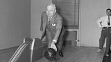 Washington: Harry S. Truman weiht im April 1948 die Bowling-Bahn im Keller des Weißen Hauses ein. Laut Fotografin erwischte er mit diesem ersten Wurf sieben der zehn Pins Harry S. Truman weiht im April 1948 die Bowling-Bahn im Keller des Weißen Hauses ein. Laut Fotografin erwischte er mit diesem ersten Wurf sieben der zehn Pins