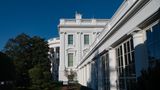 Washington: Der East Wing – hier im November 2023 – wurde 1942 während der Präsidentschaft von Franklin D. Roosevelt gebaut, um zusätzlichen Mitarbeitern und Büros Platz zu bieten. Außerdem befindet sich unter ihm ein Schutzraum. Der Bau des Ostflügels war aufgrund seines Zeitpunkts während des Krieges höchst umstritten. Die Republikaner im Kongress bezeichneten die Ausgaben als verschwenderisch, wobei einige Roosevelt vorwarfen, das Projekt zur Stärkung seines Präsidentenimages zu nutzen Der East Wing – hier im November 2023 – wurde 1942 während der Präsidentschaft von Franklin D. Roosevelt gebaut, um zusätzlichen Mitarbeitern und Büros Platz zu bieten. Außerdem befindet sich unter ihm ein Schutzraum. Der Bau des Ostflügels war aufgrund seines Zeitpunkts während des Krieges höchst umstritten. Die Republikaner im Kongress bezeichneten die Ausgaben als verschwenderisch, wobei einige Roosevelt vorwarfen, das Projekt zur Stärkung seines Präsidentenimages zu nutzen