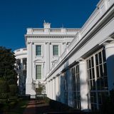 Der East Wing – hier im November 2023 – wurde 1942 während der Präsidentschaft von Franklin D. Roosevelt gebaut, um zusätzlichen Mitarbeitern und Büros Platz zu bieten. Außerdem befindet sich unter ihm ein Schutzraum. Der Bau des Ostflügels war aufgrund seines Zeitpunkts während des Krieges höchst umstritten. Die Republikaner im Kongress bezeichneten die Ausgaben als verschwenderisch, wobei einige Roosevelt vorwarfen, das Projekt zur Stärkung seines Präsidentenimages zu nutzen