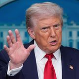 Den Pool ließ allerdings Präsident Richard Nixon 1970 zum Press Briefing Room umbauen, um Platz für die wachsende Zahl von Pressevertretern zu schaffen. Bis heute finden dort die Pressekonferenzen im Weißen Haus statt